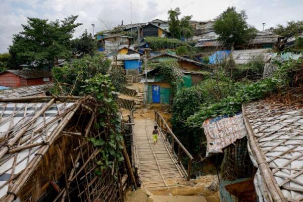 Seorang anak Rohingya berjalan di jembatan bambu di kamp pengungsian, di Coxs Bazar, Bangladesh, 30 September 2024. REUTERS 