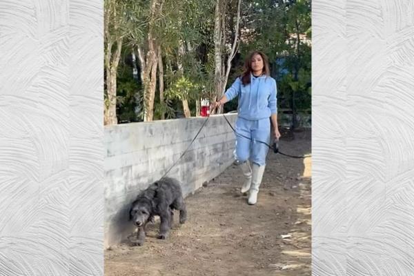 Eva Mendes dengan anjing penyelamat barunya, Magic. (FOTO: INSTAGRAM) 