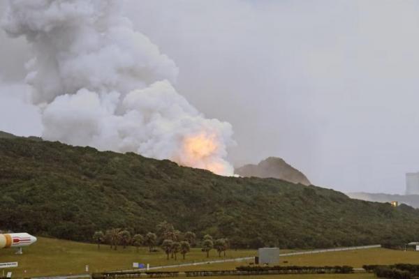 Kebakaran yang terjadi selama uji pembakaran mesin roket Epsilon S terlihat di Pusat Antariksa Tanegashima, Jepang, 26 November 2024. Kyodo via REUTERS 