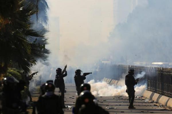 Personel pasukan keamanan menembakkan gas air mata untuk mencegah unjuk rasa antipemerintah di Islamabad, Pakistan, 26 November 2024. REUTERS 