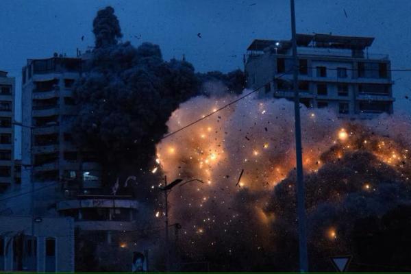 Pemandangan menunjukkan momen serangan Israel terhadap sebuah gedung, di distrik Chiyah, pinggiran selatan Beirut, Lebanon, 25 November 2024. REUTERS 