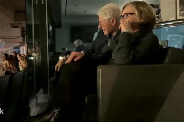 Bill Clinton dan keluarganya menonton konser Eras Tour Taylor Swift di Toronto, Kanada. (FOTO: KELLY AND MARK) 