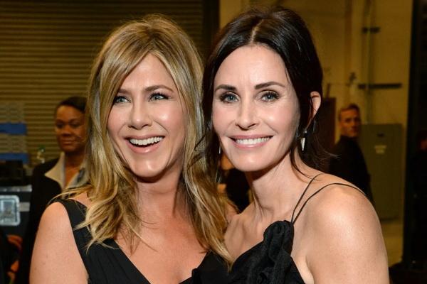 Jennifer Aniston Unggah Foto-foto Friendsgiving Meriah Bersama Courteney Cox dan Sandra Bullock. (FOTO: GETTY IMAGE) 