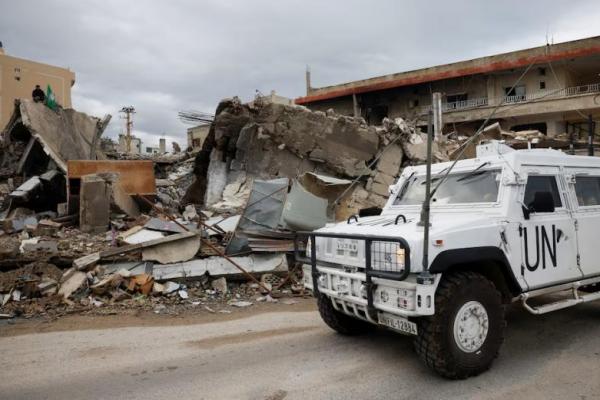 Sebuah kendaraan PBB melaju melewati gedung-gedung yang hancur, di Tyre, Lebanon, 27 November 2024. REUTERS 