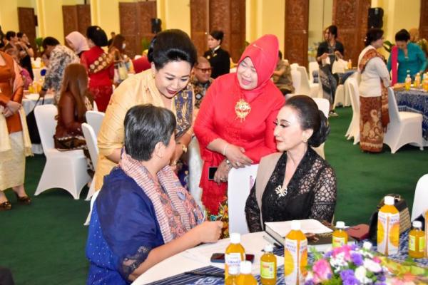 Plt. Sesjen MPR Siti Fauziah (mengenakan kebaya dan kerudung merah) saat menghadiri acara peluncuran buku Kebaya Keanggunan Yang Diwariskan, di Ruang Pustakaloka, Gedung Nusantara IV, Kompleks Parlemen, Senayan, Jakarta, Selasa (Foto: Humas MPR) 