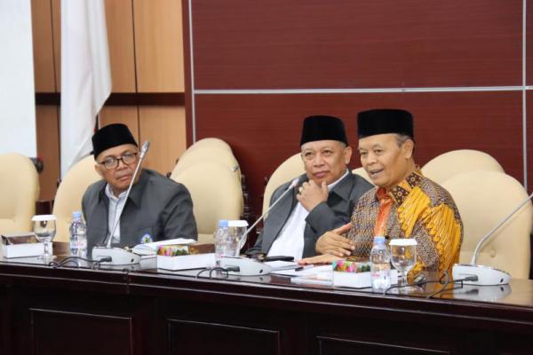 Wakil Ketua MPR-RI sekaligus Anggota Komisi VIII DPR-RI Hidayat Nur Wahid alias HNW menerima audiensi Wasilah di Gedung GBHN MPR-RI, Selasa (Foto: Humas MPR) 