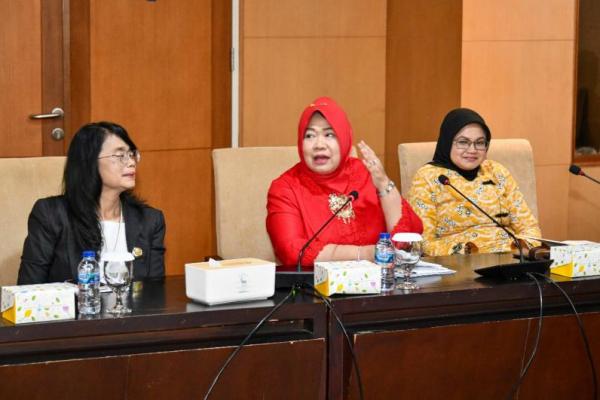 Plt. Sesjen MPR Siti Fauziah memberi sambuatan pada pelaksanaan Verifikasi Lapangan Akreditasi Perpustakaan MPR RI, Selasa (Foto: Humas MPR) 