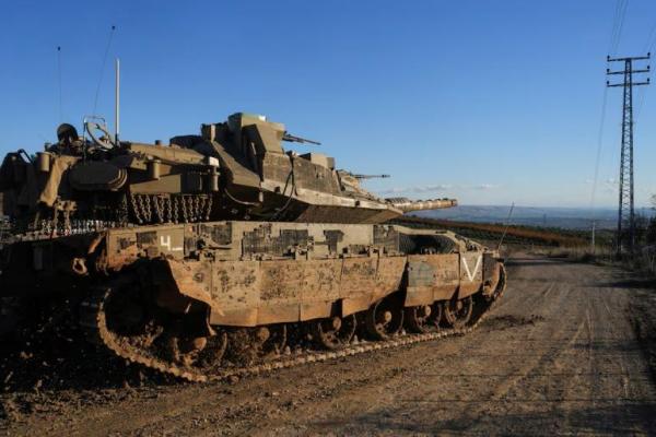 Sebuah tank Israel bermanuver, di tengah permusuhan lintas batas antara Hizbullah dan Israel, di Israel utara, 26 November 2024. REUTERS 