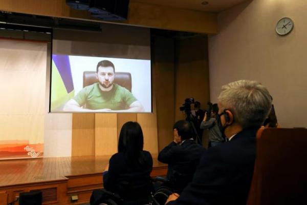 Presiden Ukraina Volodymyr Zelenskiy berpidato di hadapan parlemen Korea Selatan melalui tautan video, 11 April 2022. Foto via REUTERS 