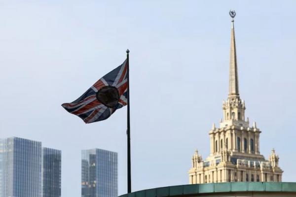 Bendera berkibar di atas kedutaan besar Inggris di Moskow, Rusia, 13 September 2024. REUTERS 