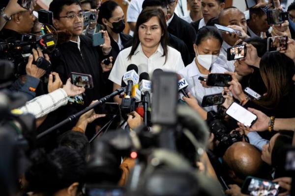 Wakil Presiden Filipina Sara Duterte berbicara kepada media di DPR, di Quezon City, Filipina, 25 November 2024. REUTERS 