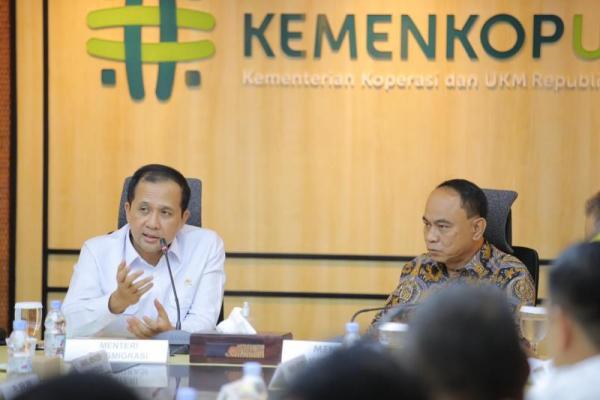 Menteri Transmigrasi (Mentrans) M Iftitah Sulaiman Suryanagara bertemu Menteri Koperasi (Menkop) Budi Arie Setiadi  di kantor Kementerian Koperasi di kawasan Kuningan, Jakarta Selatan, Senin (Foto: Kementrans) 