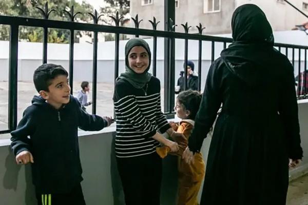 Para pengungsi di Kota Bar Elias, Lebanon, yaitu Shifa bersama ketiga anaknya: Raneem (12), Taleen (7), dan Ali (9). (FOTO: AL JAZEERA) 