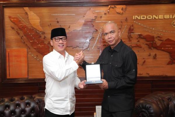 Mendes PDT Yandri Susanto menerima audiensi Jaksa Agung Muda Intelijen Kejaksaan Agung RI (JAM-Intel Kejagung) Reda Manthovani di ruang kerjanya, Kamis (Foto: Humas Kemendes PDT) 