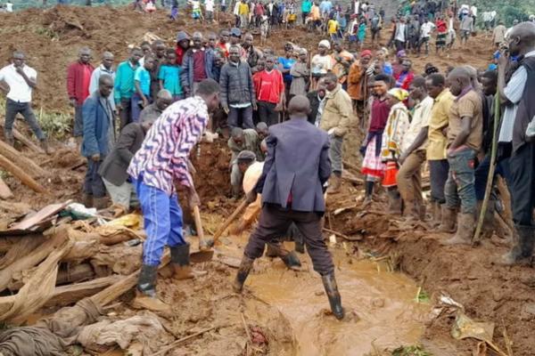 Petugas penyelamat dan warga mencari jenazah di distrik Bulambuli, Uganda timur. (FOTO: AP PHOTO) 