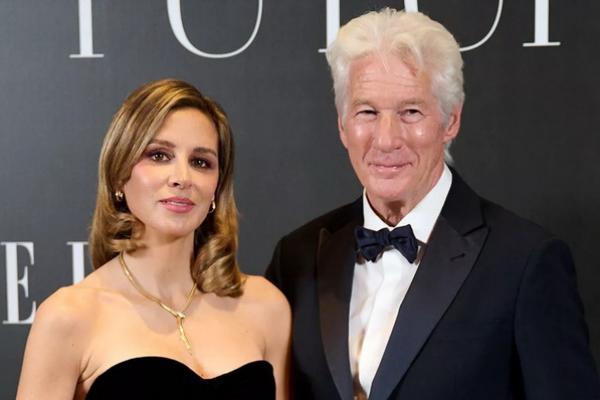 Richard Gere dan Alejandra Silva menghadiri sesi foto ELLE for Future 2024 di Four Seasons Hotel pada 27 November 2024 di Madrid, Spanyol. (FOTO: GETTY IMAGE) 