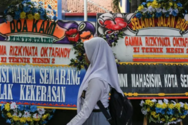 Karangan bunga untuk siswa kelas XI SMKN 4 Kota Semarang, berinisial GRO, yang meninggal karema ditembak okn polisi. (foto:antara) 