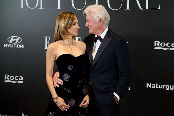 Richard Gere dan Alejandra Silva menghadiri sesi foto ELLE for Future 2024 di Four Seasons Hotel pada 27 November 2024 di Madrid, Spanyol. (FOTO: GETTY IMAGE) 