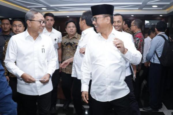 Menteri Desa, Pembangunan Daerah Tertinggal (Mendes PDT) Yandri Susanto mengikuti Rapat Koordinasi Terbatas Tingkat Menteri Bidang Pangan pada Kamis (28/11) di Kementerian Kelautan dan Perikanan, Jakarta (Foto: Kemendes PDT) 