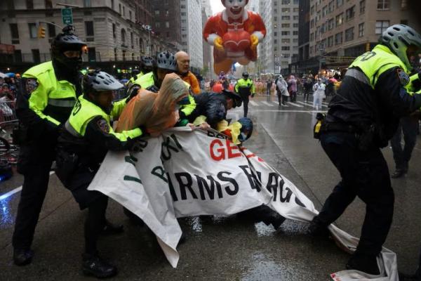 Petugas polisi bentrok dengan pengunjuk rasa selama Parade Hari Thanksgiving Macys ke-98 di New York City, AS, 28 November 2024. REUTERS 