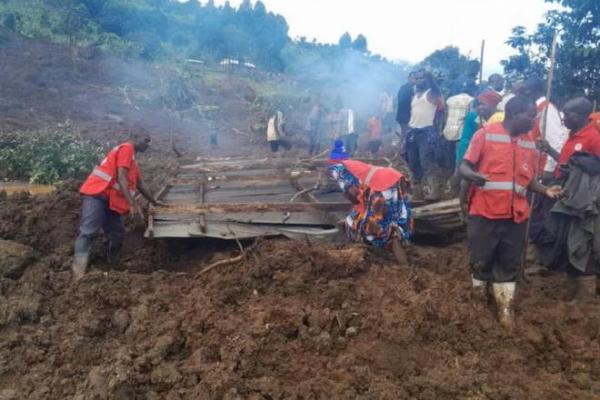 Anggota tim Palang Merah Uganda bekerja bersama pemerintah dan warga setelah tanah longsor di Distrik Bulambuli, Uganda, 28 November 2024. Handout via REUTERS 