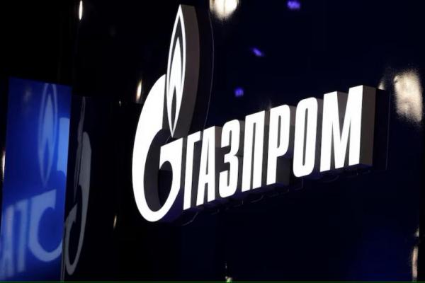 Sebuah pemandangan memperlihatkan papan dengan logo produsen gas Rusia Gazprom di Saint Petersburg, Rusia 5 Juni 2024. REUTERS 