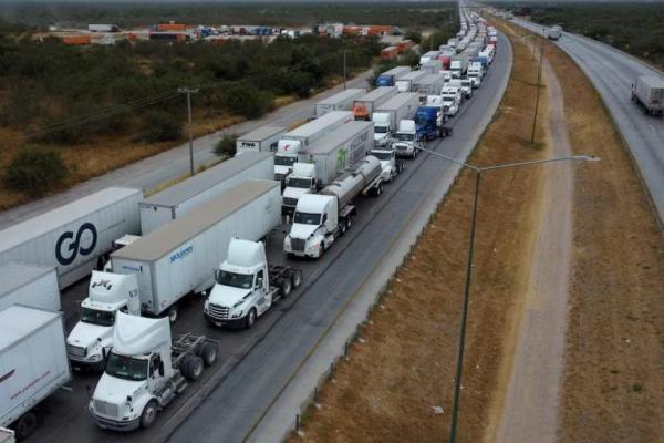 Gambar drone menunjukkan truk mengantre untuk menyeberang ke Amerika Serikat dekat Jembatan Perdagangan Dunia, Nuevo Laredo, Meksiko, 26 November 2024. REUTERS 