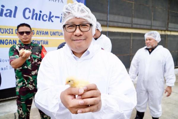 Kepala Badan Pangan Nasional/National Food Agency (NFA)  Arief Prasetyo Adi dalam seremoni chick in ayam broiler dengan populasi 45 ribu Day Old Chick (DOC) di Sekolah Vokasi (SV) Institut Pertanian Bogor (IPB), Sukabumi, Jawa Barat, Kamis (28/11/2024).(foto:NFA) 