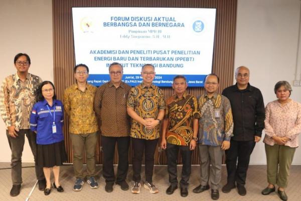 Wakil Ketua MPR RI Eddy Soeparno (tengah) usai menggelar diskusi bersama Pusat Penelitian Energi Baru dan Terbarukan (PPEBT) Institut Teknologi Bandung (ITB) (Foto: Humas MPR) 