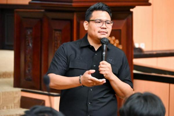 Wakil Ketua MPR AM. Akbar Supratman mengajak mahasiswa untuk berkolaborasi dalam Kaukus Kebangsaan dan Pembangunan Berkelanjutan (KKBP) yang baru dibentuk atas inisiatif Pimpinan MPR RI (Foto: Humas MPR) 