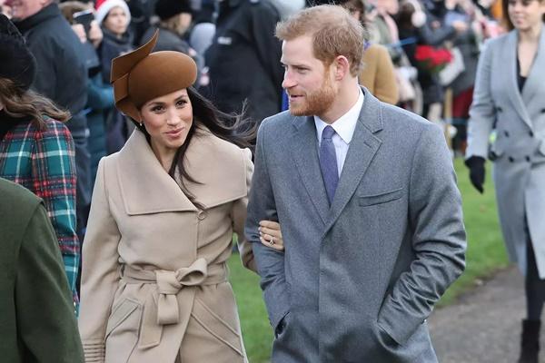 Meghan Markle dan Pangeran Harry menghadiri kebaktian Natal di Gereja St Mary Magdalene pada 25 Desember 2017 di King`s Lynn, Inggris. (FOTO: GETTY IMAGE) 