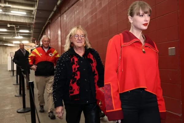 Taylor Swift menonton pertandingan Travis Kelce bersama Donna Kelce, Jumat (29/11/2024). (FOTO: AFP) 