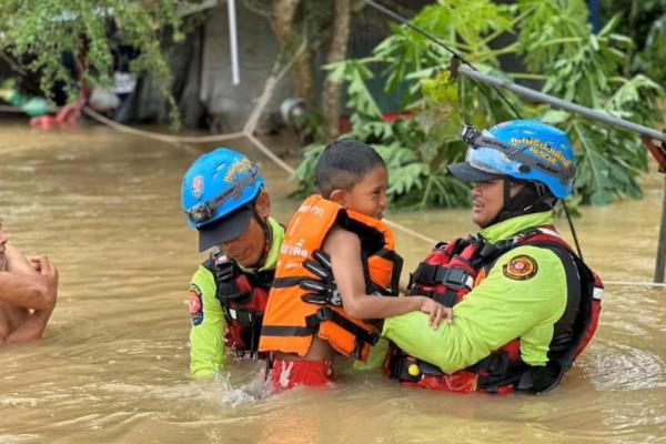 Petugas penyelamat mengevakuasi seorang anak yang terdampar oleh banjir di Sateng Nok, Provinsi Yala, Thailand, 30 November 2024. Foto via REUTERS 