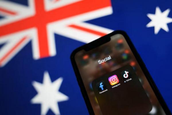 Aplikasi Facebook, Instagram, dan TikTok terlihat di telepon pintar di depan bendera Australia, dalam ilustrasi yang diambil pada 29 November 2024. REUTERS 