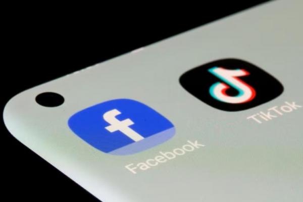 Aplikasi Facebook dan TikTok terlihat di telepon pintar dalam ilustrasi yang diambil pada 13 Juli 2021. REUTERS 