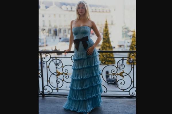 Apple Martin mengenakan gaun rancangan Valentino untuk Debut Le Bal. (FOTO: VOGUE) 