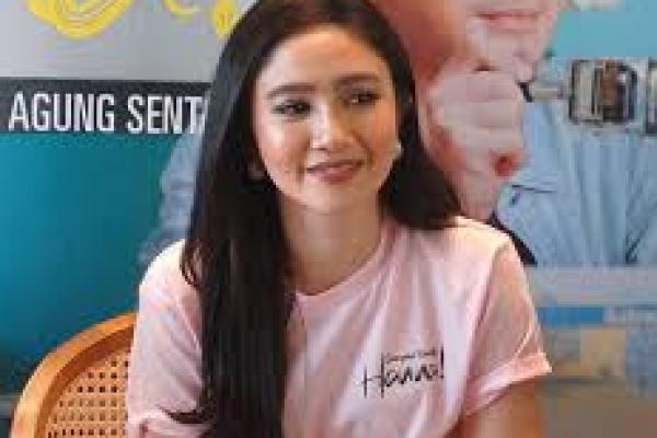 Selebritas Febby Rastanty rajin memakai produk perawatan kulit dasar. (foto:kompas.com) 