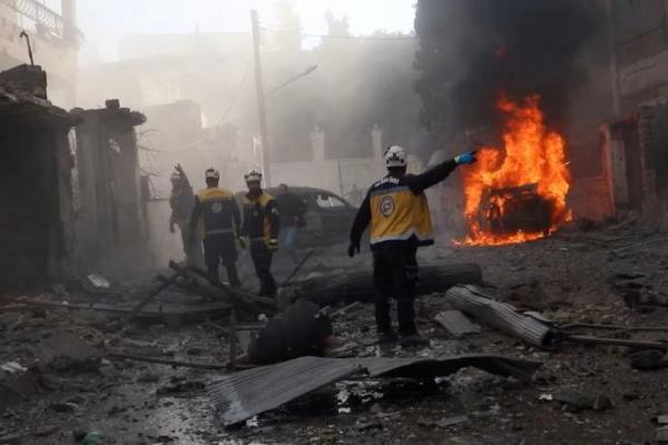 Anggota White Helmets bekerja di lokasi yang menurut organisasi tersebut sebagai serangan, di Idlib, Suriah, 1 Desember 2024. Handout via REUTERS 