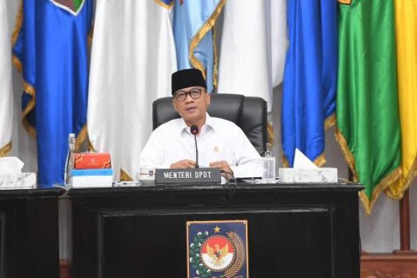 Menteri Desa dan Pembangunan Daerah Tertinggal (Mendes PDT) Yandri Susanto menjadi Narasumber dalam Rapat Koordinasi Pengendalian Inflasi di Daerah, tentang Penguatan Tata Kelola Penempatan dan Pelindungan Pekerja Migran Indonesia, di Kementerian Dalam Negeri (Kemendagri), Jakarta Pusat, Selasa (Foto: Kemendes PDT) 