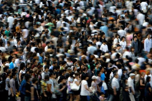 Orang-orang berjalan menyeberang jalan di Tokyo 12 Juli 2009. REUTERS 