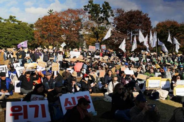 Aktivis iklim menghadiri rapat umum, Busan, Korea Selatan, 23 November 2024. REUTERS 