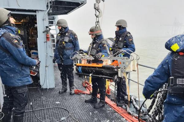 Anggota Angkatan Laut Jerman di atas kapal pemburu ranjau Jerman FGS Weilheim saat latihan NATO di Laut Baltik, Turku, Finlandia, 20 November 2024. REUTERS 