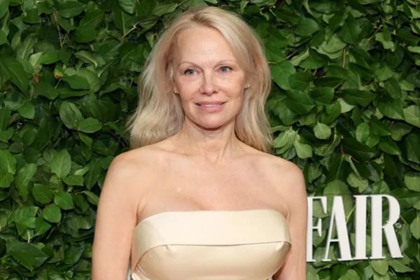 Pamela Anderson menghadiri ajaran Gotham Film Awards 2024 di Cipriani Wall Street di New York City, Senin (2/12/2024). (FOTO: WIRE IMAGE) 