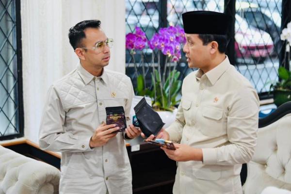 Utusan Khusus Presiden RI bidang Generasi Muda dan Pekerja Seni Raffi Ahmad bersilaturahmi dengan Menteri Transmigrasi M. Iftitah Sulaiman di kantor Kalibata, Jakarta Timur, Rabu (Foto: Ist) 