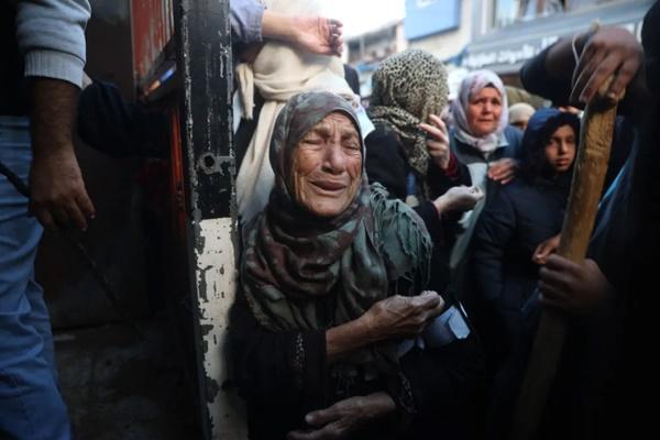 Warga Palestina menunggu roti di luar toko roti di kamp pengungsi Nuseirat di Gaza bagian tengah. (FOTO: AFP) 