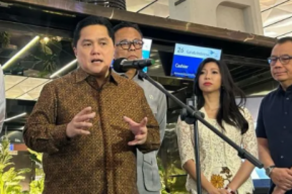 Menteri BUMN Erick Thohir menyatakan, harga tiket pesawat sudah turun. 