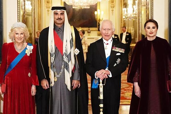 (kiri ke kanan): Ratu Camilla, Amir Sheikh Tamim bin Hamad al-Thani dari Qatar, Raja Charles, Sheikha Jawaher binti Hamad bin Suhaim al-Thani. (FOTO: GETTY IMAGE) 