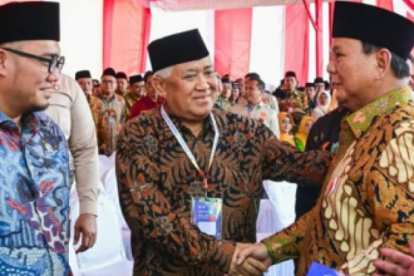 Presiden Prabowo Subianto bersama Din Syamsuddin di sela pembukaan Sidang Tanwir dan Milad Ke-112 Muhammadiyah, di Kupang, NTT, Rabu (4/12/2024). (foto:Muhammadiyah) 