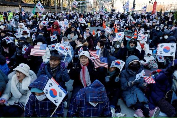 Demonstran dari kelompok konservatif menghadiri unjuk rasa yang mendukung Presiden Korea Selatan Yoon Suk Yeol di Seoul, Korea Selatan, 4 Desember 2024. REUTERS 