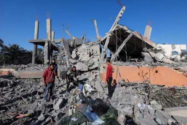 Warga Palestina mencari barang-barang di lokasi serangan Israel terhadap sebuah rumah, di Deir Al-Balah di Jalur Gaza bagian tengah, 4 Desember 2024. REUTERS 